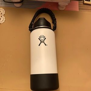 32 oz white hydroflask black boot and carry strap